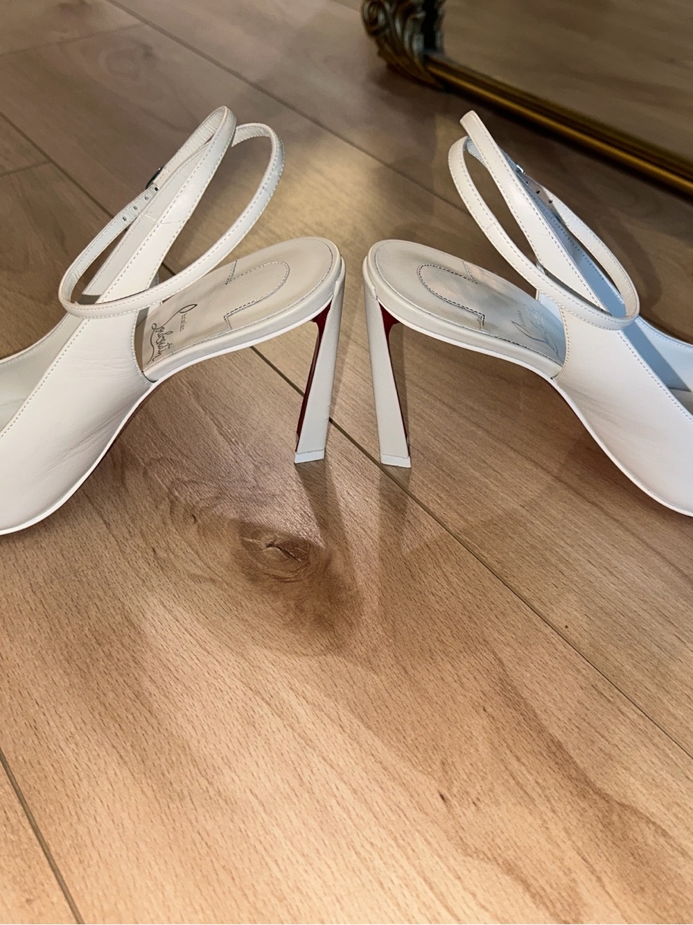 One heels - Picture 2 of 7